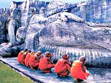 Шри-Ланка. Медитация монахов в Храме спящего Будды