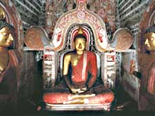 Храм Далада Малигава. Статуя Будды
